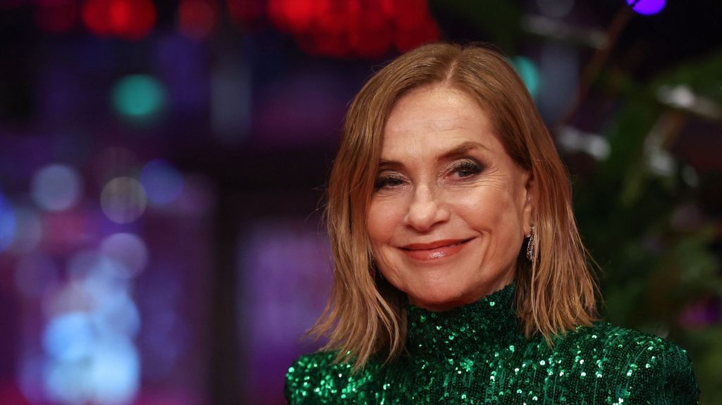L'actrice Isabelle Huppert interpellée sur scène par un spectateur qui clame sa désapprobation
L'interpellation récente d'Isabelle Huppert par un spectateur dans un théâtre parisien interroge sur l'attitude du public pendant une pièce et sur ses réactions, complexes, vis-à-vis de mises en scène déroutantes voire transgressives.