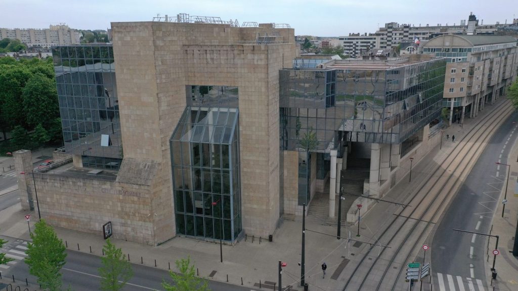 Un mineur interpellé au Mans, soupçonné d'avoir envoyé des mails de menaces terroristes à 180 centres d'orientation
Le suspect a reconnu les faits "sans paraître mesurer" les conséquences de ses actes. Il comparaîtra le 4 juillet devant le tribunal pour enfants.
