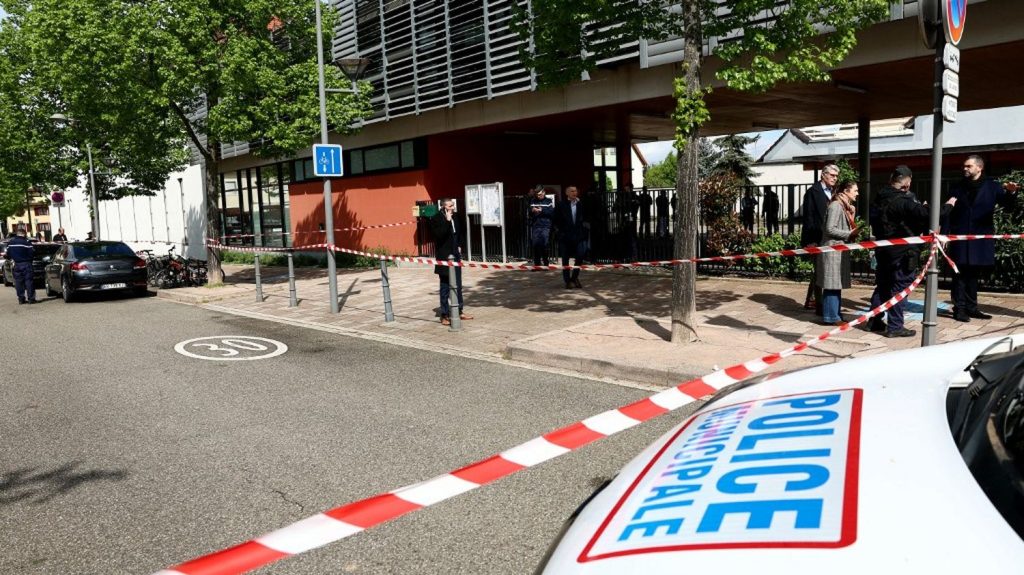 Deux fillettes agressées près d'une école à Souffelweyersheim, dans le Bas-Rhin, un suspect interpellé
Les deux petites filles "présentent des blessures physiques légères" et ont pu sortir de l'hôpital jeudi soir. Les enfants de l'école ont été confinés avant que leurs parents puissent les récupérer.