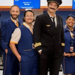 Le retour de Jamel Debbouze dans la sitcom "Terminal", 26 ans après la série "H"
Avec "Terminal", Jamel Debbouze passe derrière la caméra, et renoue avec les sitcoms filmées en public. Cette fois, l'arène est une compagnie aérienne low cost avec un casting 5 étoiles. La série est diffusée à partir du 22 avril sur Canal +.