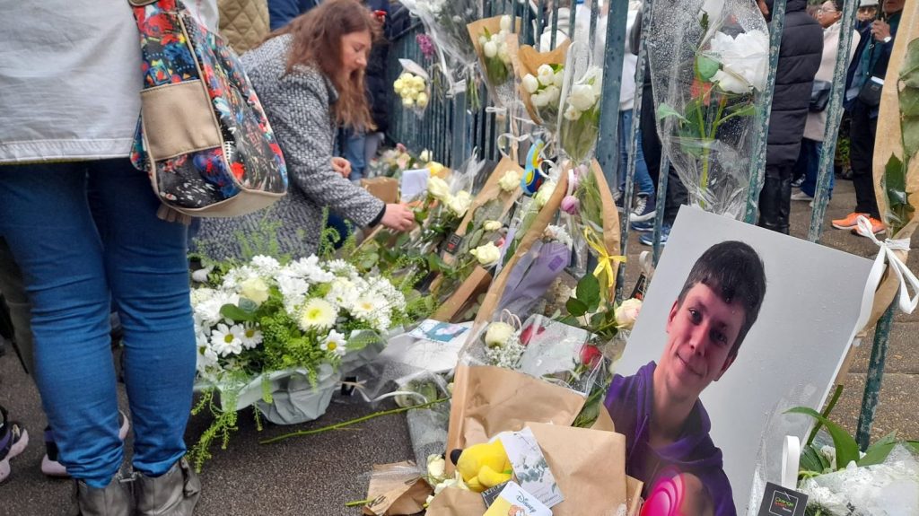 Reportage
"C'est traumatisant de savoir qu'il a été frappé" : à la marche blanche en hommage à Philippe, les jeunes de Grande-Synthe encore sous le choc
Plus de 1 500 personnes ont participé à la marche blanche vendredi en hommage à Philippe, retrouvé mort à Grande-Synthe (Nord). Parmi les participants, des jeunes, dont certains ont vu des vidéos de l'agression.