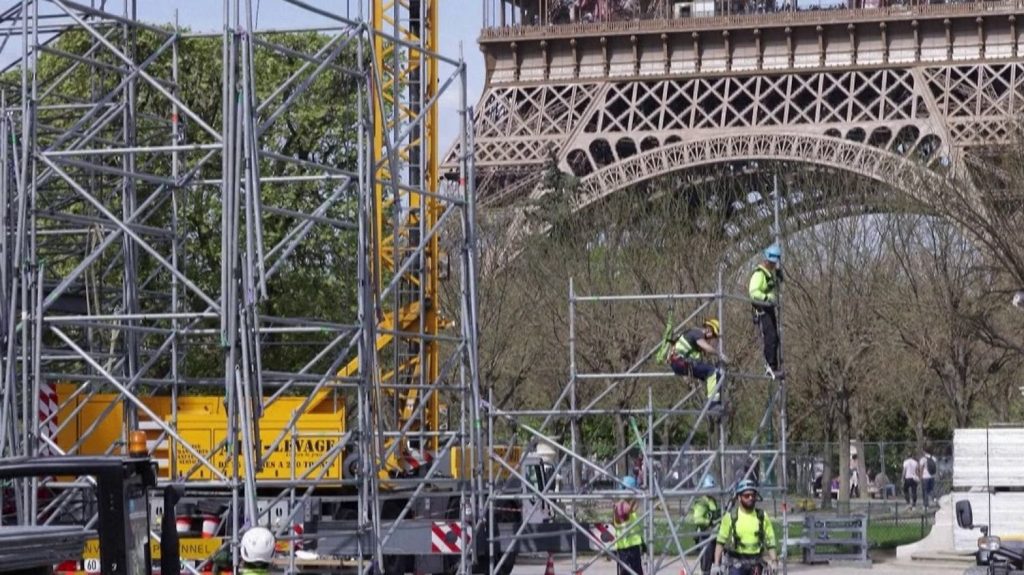 Paris 2024 : à J-100 du coup d'envoi, la tension monte d'un cran
Le compte à rebours s'emballe, mercredi 17 avril, à cent jours du début des Jeux olympiques de Paris. Les ouvriers et les athlètes se tiennent prêts pour les derniers préparatifs.