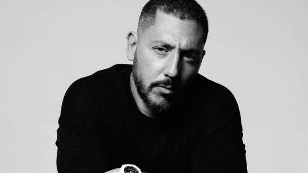 Son enfance au Liban, son arrivée en France, son tube "Femme like U"... K.Maro se dévoile dans une autobiographie
Âgé de 44 ans aujourd'hui, le Libano-Canadien Cyril Kamar revient dans un livre sur les principales périodes de sa vie, les critiques auxquelles il a souvent fait face, mais aussi son rôle de producteur. Et il apporte son soutien à la chanteuse Aya Nakamura.