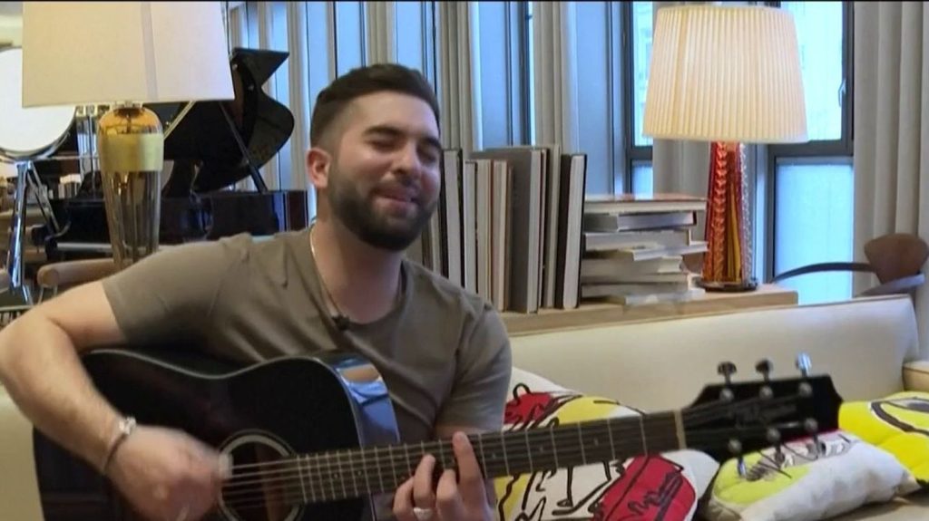 Landes : gravement blessé par balle au thorax, Kendji Girac est désormais hors de danger
Dans la matinée du lundi 22 avril, Kendji Girac a été hospitalisé près de Bordeaux, en Gironde. Il est désormais hors de danger après avoir été blessé par balle au thorax. Le chanteur affirme avoir tiré lui-même accidentellement le coup de feu, alors qu'il se trouvait dans les Landes.