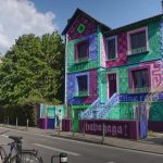 À Toulouse, l'art redonne vie à une maison vouée à la destruction et la transforme en lieu culturel ouvert à tous
C'est une maison toulousaine de 300 m2 qui s'offre un second souffle avant d'être détruite. Le temps de quelques mois, une quarantaine d'artistes l'ont investie. Désormais haute en couleur, elle attire l'œil des passants et fait le plein de visiteurs. Un libre accès à la culture.
