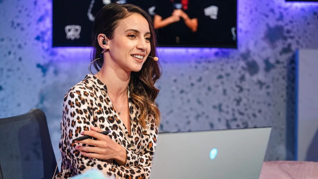 Esport : " La particularité pour présenter des compétitions en live par rapport aux sports traditionnels, c'est l'aspect scène et événementiel", souligne Laure Valée
L'actualité de l'esport et des jeux vidéo avec notre consultante, Laure Valée, pour un rendez-vous consacré aux commentatrices et commentateurs de compétitions esport.