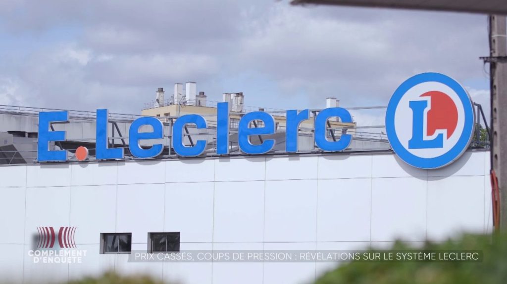 Vidéo
Un CDI avec lettre de démission anticipée : les petits arrangements avec les contrats de travail d'un magasin Leclerc
"Complément d'enquête" a été informé d'étranges méthodes de recrutement dans un hypermarché Leclerc. Une journaliste de l'équipe y a postulé. Voici un extrait de ce document, filmé en caméra cachée.