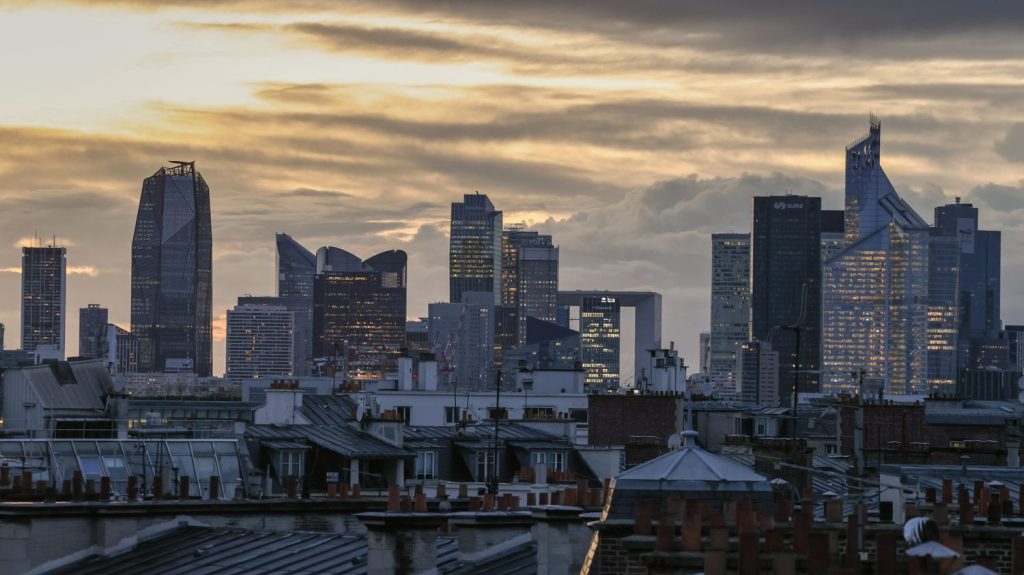 Inégalités salariales : "Certaines rémunérations" de PDG du CAC 40 "dépassent l'entendement", déplore Oxfam
Entre "2019 et 2022 les rémunérations des salariés du CAC 40 ont augmenté de 9%" tandis que "celles des PDG, de 27%", fustige mardi Léa Guérin, chargée de plaidoyer chez Oxfam France.