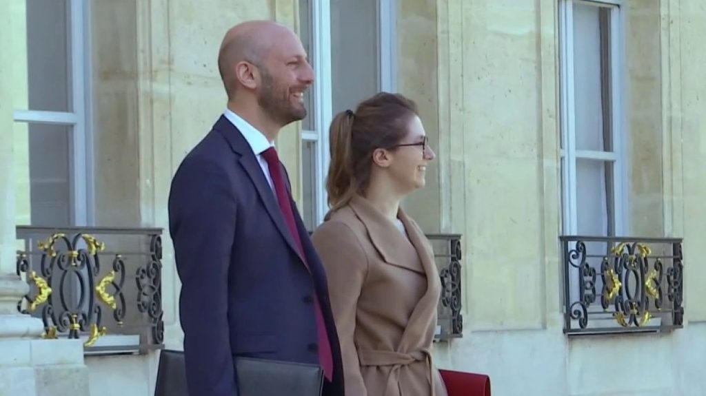 Fonction publique : le sujet du licenciement mal reçu chez les fonctionnaires
Stanislas Guerini, le ministre de la fonction publique, a décidé de viser les fonctionnaires en voulant “lever le tabou du licenciement” dans la fonction publique. Et, dans le secteur, l’annonce n’a pas plu.
