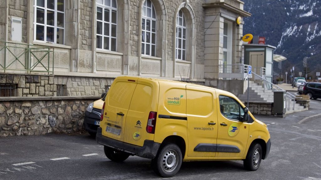 La Poste : en 2035, la livraison de repas à domicile va représenter la première activité des facteurs
La Poste se réinvente et transforme son modèle économique pour devenir moins dépendante de son activité courrier. La société entend augmenter fortement son activité de livraison de repas à domicile. Le président du groupe, Philippe Walh, s'en est expliqué, mercredi, devant les sénateurs.