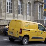La Poste : en 2035, la livraison de repas à domicile va représenter la première activité des facteurs
La Poste se réinvente et transforme son modèle économique pour devenir moins dépendante de son activité courrier. La société entend augmenter fortement son activité de livraison de repas à domicile. Le président du groupe, Philippe Walh, s'en est expliqué, mercredi, devant les sénateurs.