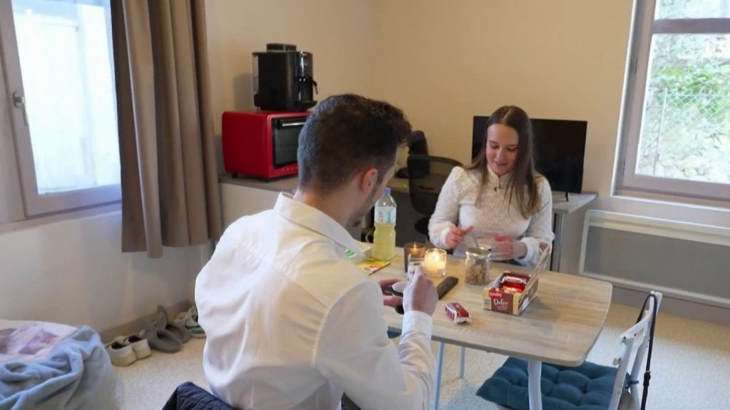 Lot-et-Garonne : des logements à environ 100 euros le mois pour les jeunes apprentis
Dans la commune de Moirax, dans le Lot-et-Garonne, une initiative permet aux jeunes apprentis d'être formés sur place, grâce à un espace rénové et loué à petit prix. Marina et Lucas occupent chacun un studio pour 90 euros par mois. Un projet aussi mis en place dans 12 autres communes du département.