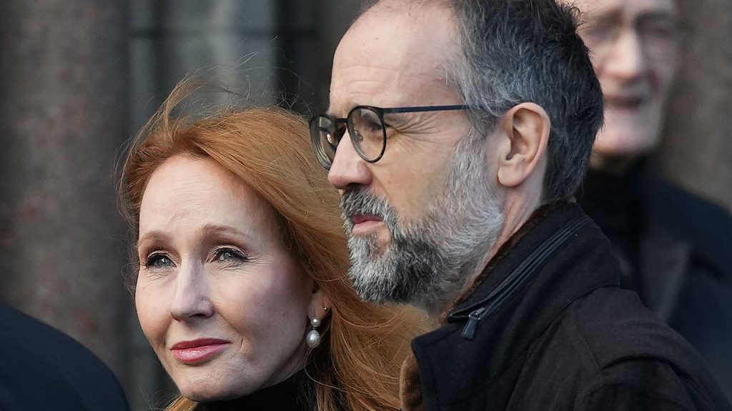 "Arrêtez-moi" : J.K. Rowling réagit à une loi écossaise aggravant les peines contre les auteurs de discriminations, notamment transphobes
Une ministre écossaise a estimé que la célèbre autrice pourrait être poursuivie pour ses positions tranchées contre les personnes trans. Elle a répliqué en multipliant les messages sur les réseaux sociaux.