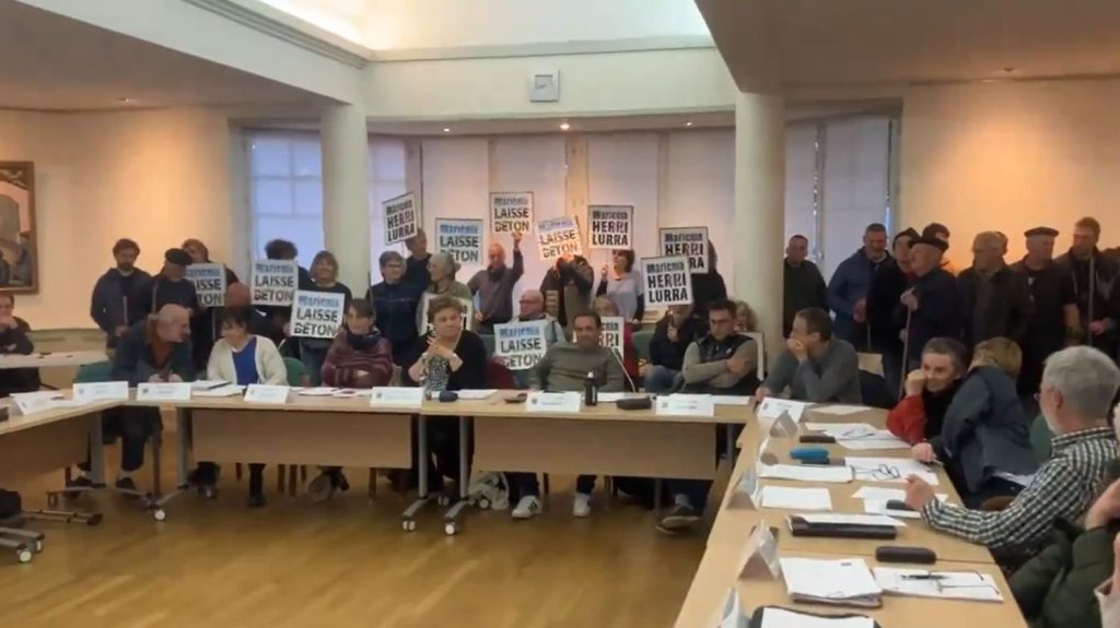 Un maire, bousculé après un conseil municipal chahuté dans les Pyrénées-Atlantiques, termine à l'hôpital
L'édile a dû ajourner la séance envahie par une centaine d'opposants à un projet immobilier. Pris dans un mouvement de foule, il a été projeté au sol. Les gendarmes ont dû l'exfiltrer pour l'emmener passer des examens.