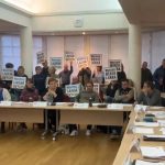 Un maire, bousculé après un conseil municipal chahuté dans les Pyrénées-Atlantiques, termine à l'hôpital
L'édile a dû ajourner la séance envahie par une centaine d'opposants à un projet immobilier. Pris dans un mouvement de foule, il a été projeté au sol. Les gendarmes ont dû l'exfiltrer pour l'emmener passer des examens.
