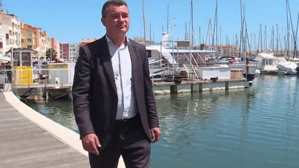 Soupçons d'escroquerie à Agde : le maire, qui aurait été piégé par une voyante, mis en examen
Le maire d'Agde, dans l'Hérault, est mis en examen pour corruption, prise illégale d'intérêts et détournement de fonds publics. Gilles d'Ettore aurait été piégé par une voyante qui s'est faite passer auprès de lui pour son père décédé, et aurait obtenu le recrutement de cinq membres de son entourage.