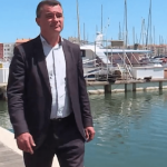 Soupçons d'escroquerie à Agde : le maire, qui aurait été piégé par une voyante, mis en examen
Le maire d'Agde, dans l'Hérault, est mis en examen pour corruption, prise illégale d'intérêts et détournement de fonds publics. Gilles d'Ettore aurait été piégé par une voyante qui s'est faite passer auprès de lui pour son père décédé, et aurait obtenu le recrutement de cinq membres de son entourage.