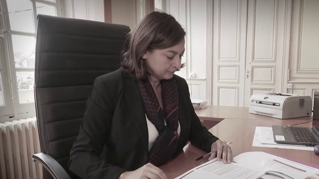 Trafic de stupéfiants : la maire d'Avallon mise en examen et placée en détention
Jamilah Habsaoui, la maire de la commune d'Avallon, dans l'Yonne, a été placée en détention provisoire, mercredi 10 avril, après la découverte de 70 kg de résine de cannabis dans un pavillon dont elle est propriétaire.