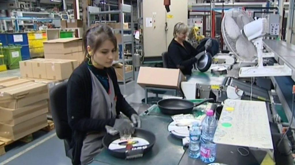 Entreprise SEB : les salariés et les dirigeants manifestent ensemble contre une proposition de loi
Alors qu'une proposition de loi vise à interdire les polluants éternels, les employés et les dirigeants du groupe SEB se sont rendus à Paris pour faire entendre leur désaccord mercredi 3 avril.