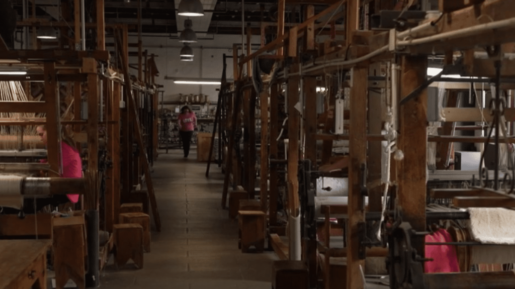 Var : visite dans la manufacture de tapis centenaire de Cogolin
Le 13 Heures vous emmène dans le Var, dans le petit village de Cogolin, qui est notamment célèbre pour sa manufacture de tapis créée en 1924. Les 17 tisseuses répètent les mêmes gestes que les générations précédentes.