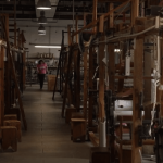 Var : visite dans la manufacture de tapis centenaire de Cogolin
Le 13 Heures vous emmène dans le Var, dans le petit village de Cogolin, qui est notamment célèbre pour sa manufacture de tapis créée en 1924. Les 17 tisseuses répètent les mêmes gestes que les générations précédentes.