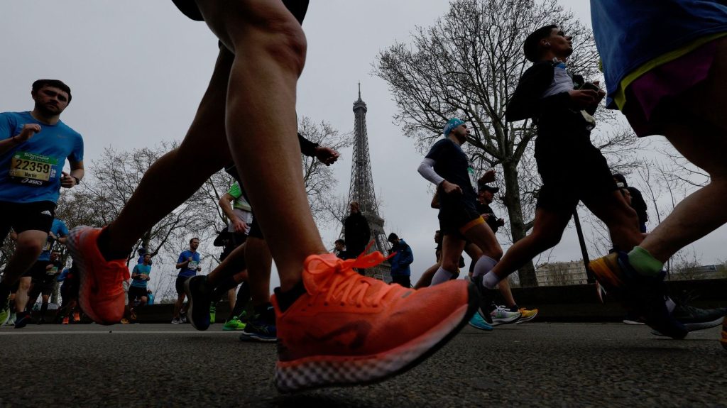 Marathon de Paris 2024 : le parcours "très légèrement modifié" en raison de la crue de la Seine
Le parcours de cette édition 2024 est modifié au niveau des quais bas de la Seine et du tunnel des Tuileries, rendus inaccessible par la crue.