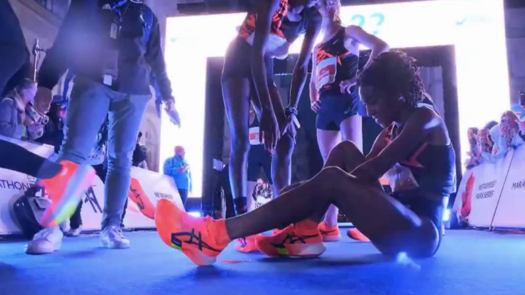 Marathon de Paris : les chaussures de sport dernière génération, du dopage technologique ?
Dimanche 7 avril, c’est jour de marathon à Paris, avec 54 000 participants. Depuis cinq ans, des records sont battus. La raison avancée : une nouvelle génération de chaussures, qui séduit professionnels et amateurs.