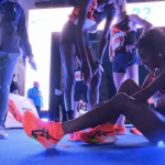 Marathon de Paris : les chaussures de sport dernière génération, du dopage technologique ?
Dimanche 7 avril, c’est jour de marathon à Paris, avec 54 000 participants. Depuis cinq ans, des records sont battus. La raison avancée : une nouvelle génération de chaussures, qui séduit professionnels et amateurs.