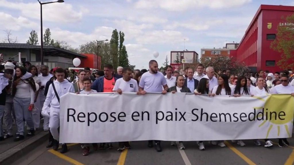 Mort de Shemseddine : près de 2 000 personnes rassemblées pour une marche blanche
Vendredi 12 avril, de nombreuses personnes se sont rassemblées à Viry-Châtillon, dans l'Essonne, pour rendre hommage à Shemseddine, un adolescent battu à mort alors qu'il sortait de son collège.