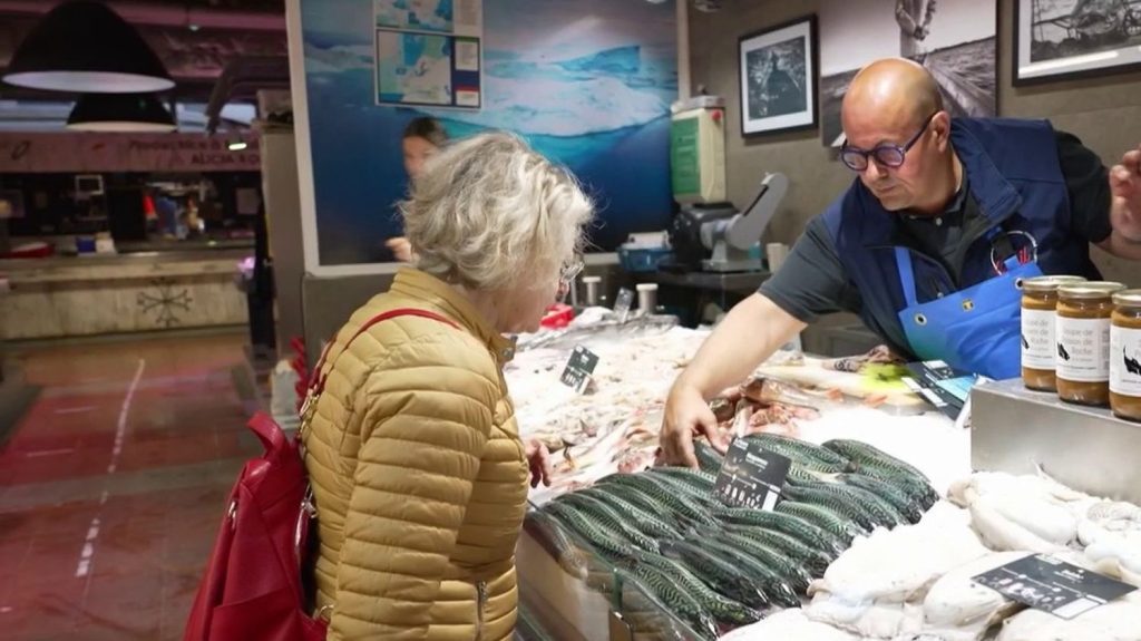Halles de Sète : ces poissonniers qui ont passé leur vie sur le marché
Mercredi 24 avril, le 13 Heures vous fait découvrir Sète, dans l'Hérault, avec son marché proposant encornés, huîtres, poulpes, et autres produits de la mer venus directement des pêcheurs locaux.