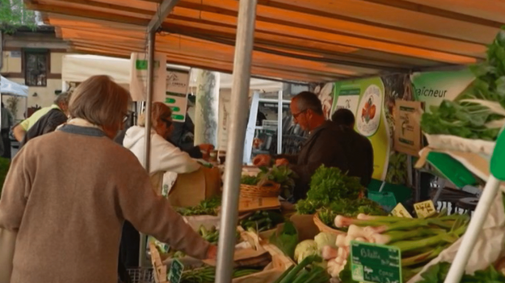 Corse : le marché de Bastia, un concentré de traditions
Le "13 Heures Découverte" explore cette semaine les plus beaux et les plus anciens marchés de France. Cap, ce lundi 22 avril, sur Bastia en Corse, où l’on peut déguster poissons frais, beignets de fleurs d'oranger ou galettes de fromage.