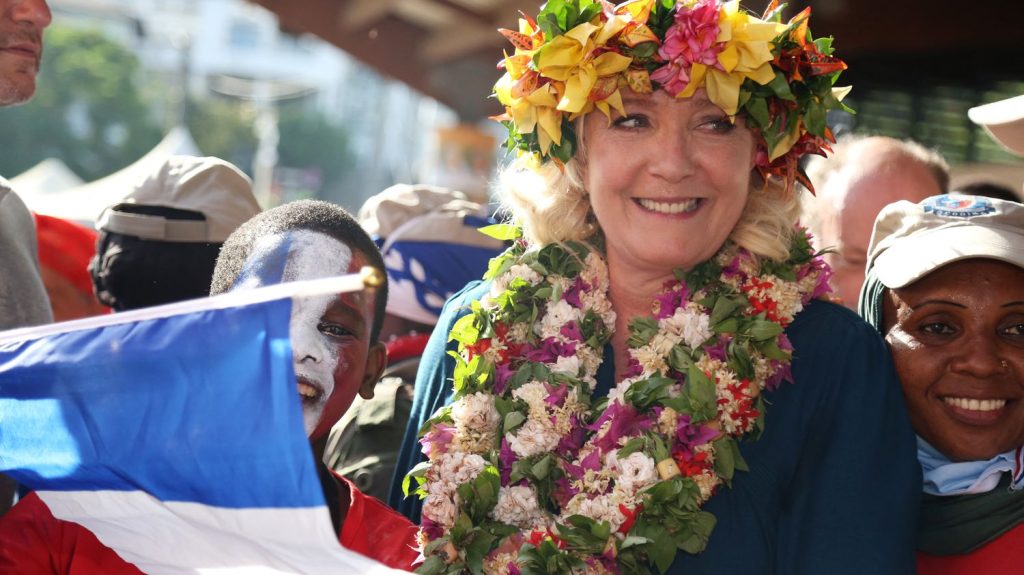 Immigration, élections européennes... Ces objectifs du déplacement de Marine Le Pen à la Réunion et à Mayotte
La cheffe des députés Rassemblement national a atterri à La Réunion mercredi matin, avant un passage sur l'île de Mayotte. Avec un double objectif : dénoncer la "submersion migratoire" et soutenir le candidat de son parti aux élections européennes, Jordan Bardella.