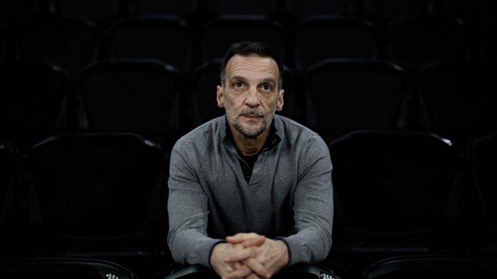 Vidéos
"Cannabis" : Mathieu Kassovitz explore les avantages et risques de la légalisation dans un documentaire autour du monde
Dans une grande enquête diffusée sur France 5, l'acteur-réalisateur s'est notamment penché sur les ravages du trafic aux Pays-Bas, et a interrogé Justin Trudeau sur les résultats de la réforme qu'il a engagée au Canada.