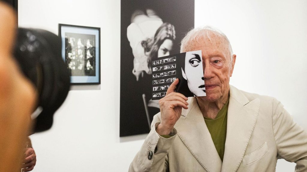 Le styliste et photographe Maurice Renoma fête 60 ans de création avec un livre, des expositions et une série vidéo
Considérant la mode comme une forme d’art à part entière, Maurice Renoma exprime, depuis toujours à travers le vêtement, une vision libérée de tout préjugé esthétique.