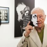 Le styliste et photographe Maurice Renoma fête 60 ans de création avec un livre, des expositions et une série vidéo
Considérant la mode comme une forme d’art à part entière, Maurice Renoma exprime, depuis toujours à travers le vêtement, une vision libérée de tout préjugé esthétique.