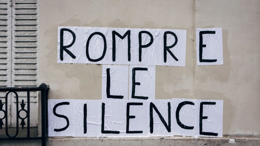 Podcast
MeToo à l'hôpital, des profs bientôt armés aux États-Unis et le jeu vidéo de l'année : ça dit quoi ce 12 avril ?
Ce vendredi 12 avril, la vague MeToo arrive à l'hôpital après des révélations sur l'urgentiste Patrick Pelloux, l'État américain du Tennessee sur le point d'armer les enseignants et Baldur's Gate III décroche le BAFTA du jeu vidéo de l'année.