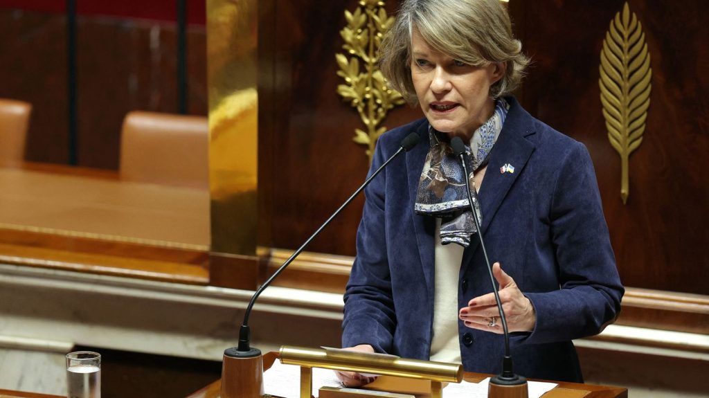 #MeToo des armées : "Dans un environnement de proximité, on ne peut pas laisser la place au doute", selon la secrétaire de la commission de la défense des forces armées
Anne Genetet appelle "toutes les victimes, qu'elles se disent qu'il n'y a pas de petits propos, pas de petits gestes", à témoigner.