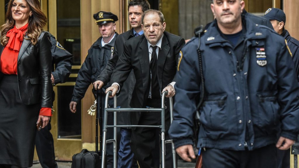 Affaire Harvey Weinstein : "Nous sommes dévastées pour les survivantes", dénoncent des membres du mouvement #MeToo après l'annulation d'une condamnation
Une cour d'appel de New York a annulé jeudi l'une des condamnations pour viol et agression sexuelle, ordonnant un nouveau procès pour l'ex-producteur star d'Hollywood.