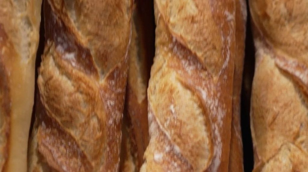 Gastronomie : les secrets de la meilleure baguette de Paris
Un boulanger du XIème arrondissement de Paris a remporté le prix de la meilleure baguette de la capitale. Pendant un an, il sera chargé d'approvisionner le palais de l'Élysée en pain.