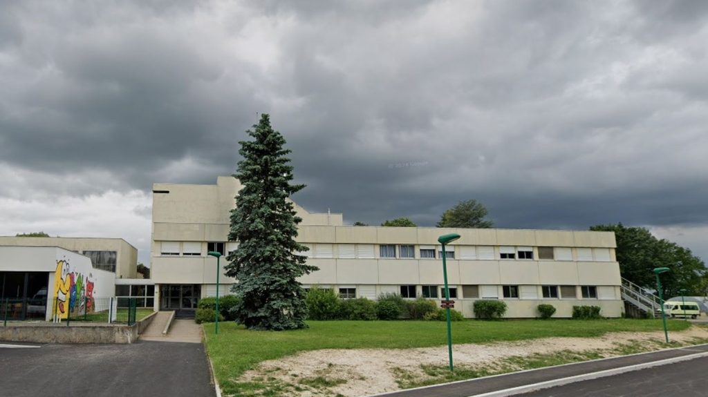 "En tant que professionnel du médico-social, ça m'a absolument sidéré" : dans l’Ain, une jeune femme handicapée mentale menacée d’expulsion
L'association qui gère l'institut médico-éducatif déclare s'être mise en conformité avec la loi en renvoyant la jeune fille après la demande de la préfecture de l'Ain. Un recours a été formé contre cette décision.