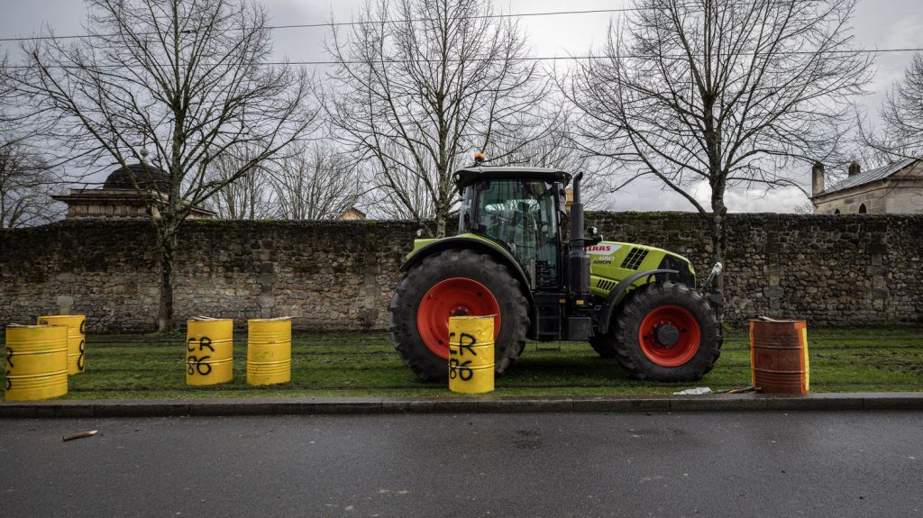 Agriculture : "La crise ne va pas s'arrêter avec les mesures" annoncées par Gabriel Attal, selon le porte-parole de la Coordination rurale
Le Premier ministre, en déplacement dans la Manche, a annoncé plusieurs mesures visant à répondre à la colère des agriculteurs, mais la coordination rurale reste méfiante.