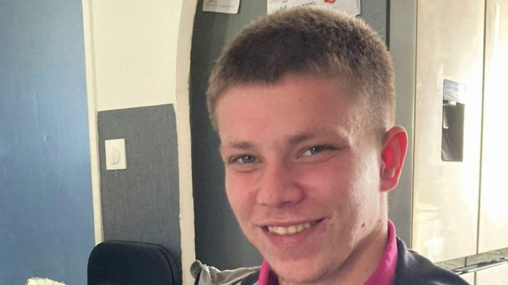 Meurtre à Grande-Synthe : deux mineurs placés en garde à vue
Deux mineurs sont en garde à vue, jeudi 18 avril, après l'agression mortelle de Philippe, 22 ans, à Grande-Synthe, dans le Nord. Le mobile du meurtre reste inexpliqué.