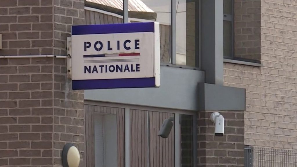 Meurtre à Grande-Synthe : que sait-on de l'enquête pour assassinat ?
Que s'est-il passé à Grande-Synthe (Nord) ? Philippe Coopman a été tué dans la nuit du lundi 15 au mardi 16 avril à la suite d'un guet-apens. L'enquête doit encore déterminer les rôles des deux mineurs de 14 et 15 ans interpellés.