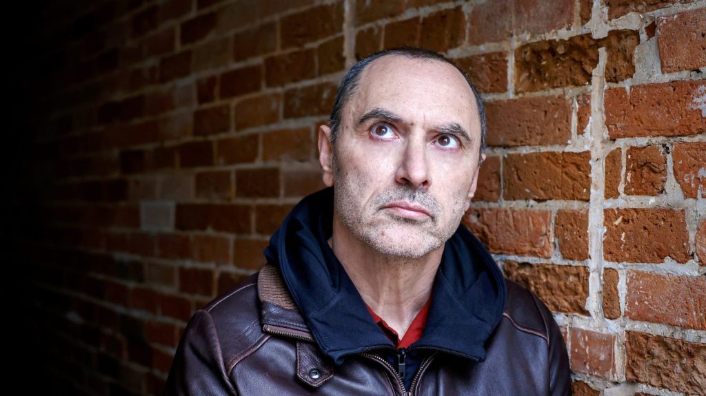 "Il nous manquait l'envie de réussir" : Mirwais revient dans un livre sur l’histoire du groupe de rock Taxi-Girl
Tous les jours, une personnalité s'invite dans le monde d'Élodie Suigo. Mardi 30 avril 2024 : le membre fondateur du groupe de rock Taxi-Girl, auteur et compositeur, Mirwais. Il vient de publier la première partie d’une autobiographie, "Taxi-Girl 1978-1981" aux Éditions Séguier.