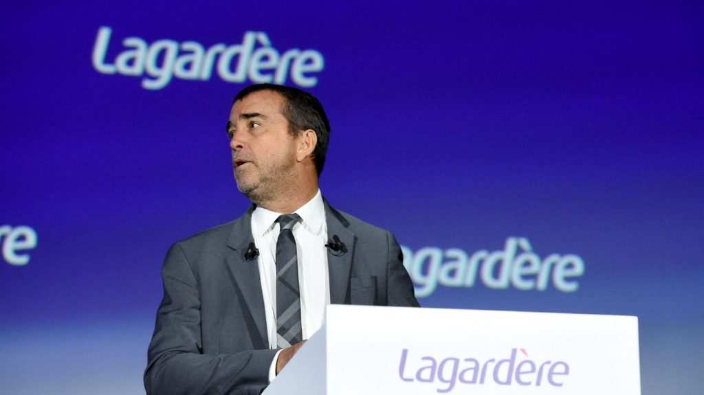 Arnaud Lagardère est mis en examen pour abus de biens sociaux et abus de pouvoir
(nouvelle fenêtre)
Le PDG du groupe Lagardère est soupçonné d'avoir puisé dans les comptes de ses sociétés pour financer son train de vie et ses dépenses personnelles pendant plusieurs années.