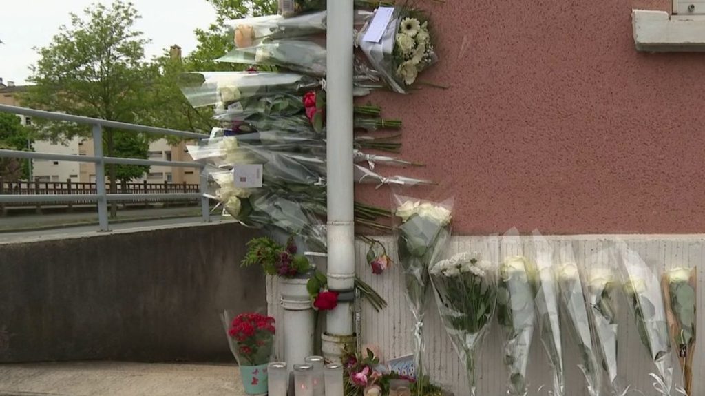 Meurtre de Matisse à Châteauroux : le suspect de 15 ans et sa mère vont être présentés devant un juge
Matisse, 15 ans, a été mortellement poignardé, samedi 27 avril, au cours d'une bagarre à Châteauroux, dans l'Indre. Le suspect, âgé de 15 ans, ainsi que sa mère vont être présentés devant un juge d’instruction du pôle criminel dans le cadre d’une ouverture d’information criminelle.