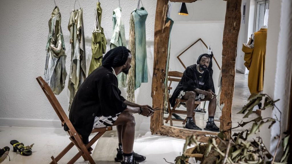 Arrêté il y a un an au Rwanda, le couturier LGBT+ Moses Turahirwa prêt à rebondir
Sa carrière s'est brutalement interrompue en avril 2023 après un post sur les réseaux sociaux. "Je renaîtrai de mes cendres", assure aujourd'hui Moses Turahirwa.