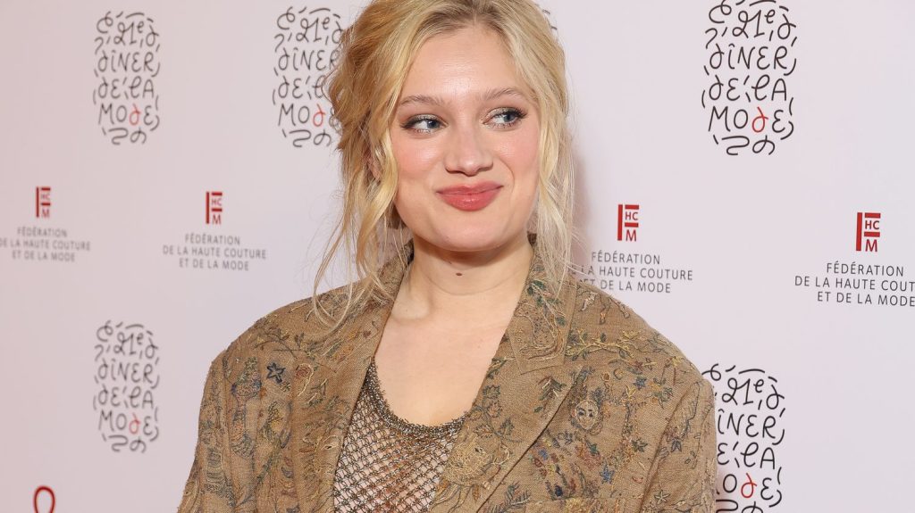 Nadia Tereszkiewicz "questionne la liberté d'être soi" en incarnant une femme à barbe dans le film "Rosalie"
Tous les jours, une personnalité s'invite dans le monde d'Élodie Suigo. Mercredi 10 avril 2024 : La comédienne, Nadia Tereszkiewicz. Elle est à l’affiche du film "Rosalie" de Stéphanie Di Giusto aux côtés de Benoît Magimel.