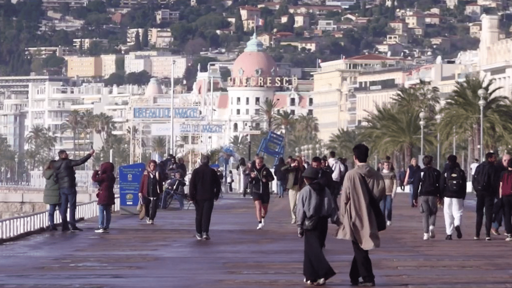 Couvre-feu pour les mineurs : la mesure bientôt appliquée à Nice ?
Après Béziers, dans l’Hérault, c’est la ville de Nice, dans les Alpes-Maritimes qui pourrait instaurer un couvre-feu pour les mineurs de moins de 13 ans afin de les éloigner de la délinquance. Mais est-ce vraiment une mesure efficace ?