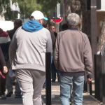 Couvre-feu pour les mineurs : Nice veut imiter Béziers et Pointe-à-Pitre
Le maire EELV de Pointe-à-Pitre, qui avait qualifié sa ville de coupe-gorge, a salué la mise en place d’un couvre-feu pour les mineurs, soutenue dans l’Hexagone par des maires classé à droite. Après Robert Ménard à Béziers, Christian Estrosi songe à le réinstaurer dans sa ville, à Nice.